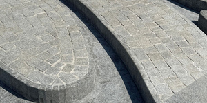 Брусчатка Песчаник Belgian Grey и Гранит Камбулатовскийфранцуженка, пиленая, плитка Камбулатовское Полиров (фотоотзыв) Фонтан Белгород (3)