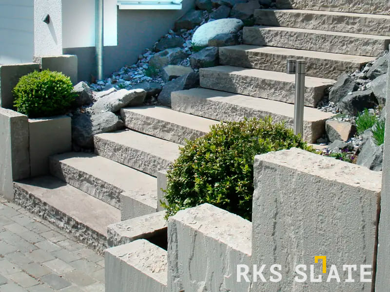 Монолитные ступени из песчаника Belgian Grey от RKS SLATE