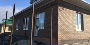 Кирпич лицевой Браер кладка, гладкий, 1НФ сочетание кирпича на фасаде и цоколе (2)