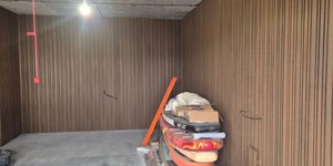 Реечная панель Different Lines, Australian Palisander, Co-Extrusion рейки разной ширины в интерьере на стенах фото (3)