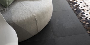 Напольная сланцевая плитка черная в гостиной фото RKS SLATE Сланец Brazil Black Natural купить (1)