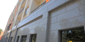 Фасад и цоколь из серой Гранитной плитки Grey Pearl от RKS SLATE купить с доставкой (7)
