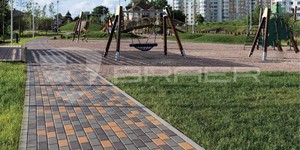 Фото дорожки из тротуарной плитки БРАЕР ПРЯМОУГОЛЬНИК ЯНТАРНЫЙ, СЕРЫЙ и КОРИЧНЕВЫЙ цвета микс
